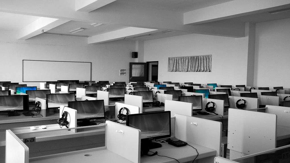 https://www.txhes.com/_resources/images/newsroom-resources/stock-photos/empty-computer-lab-h1.jpg