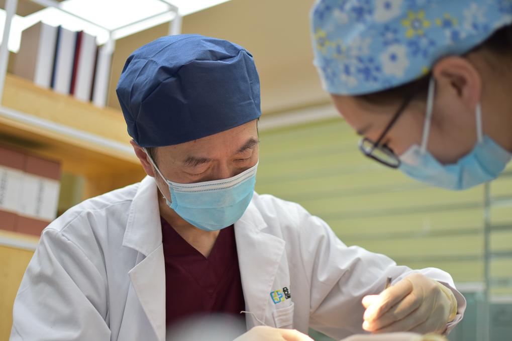 https://www.txhes.com/_resources/images/newsroom-resources/stock-photos/male-dentist-working-on-patient-h1.jpg